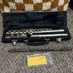 Yamaha flute 225S needs cleaning comes w/cloth may need pads instrument tarnish